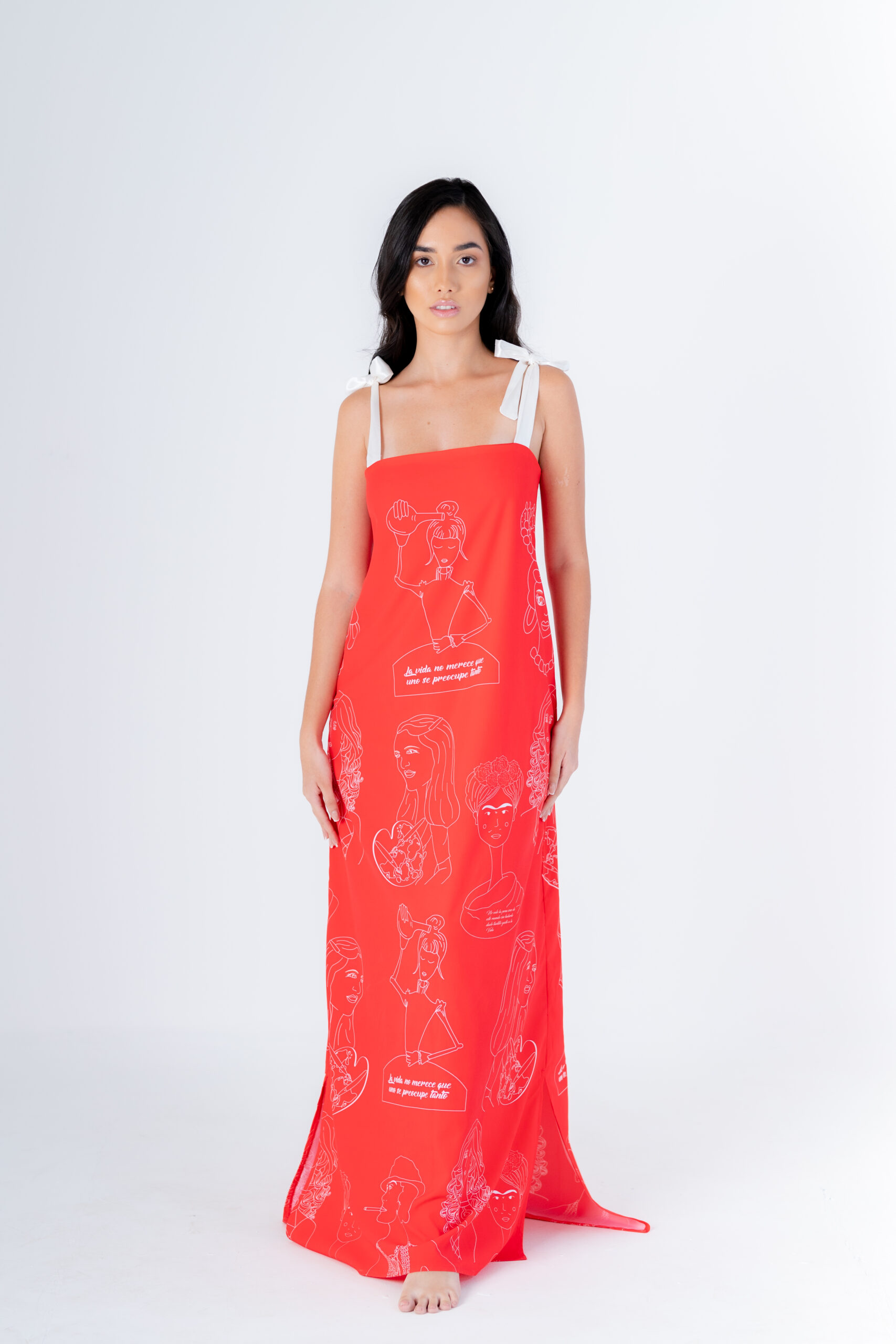 vestido vidas en rojo 1 Vestido largo con estampado exclusivo de Soari con todos los Bocetos de nuestras “Mujeres que hicieron historia